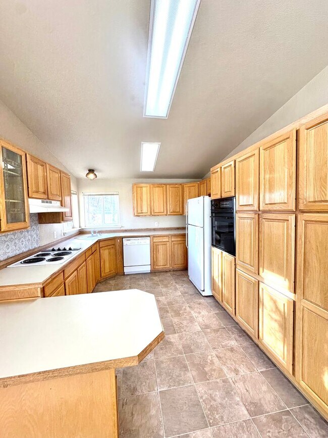 Building Photo - Light & bright single level home in NE Bend!