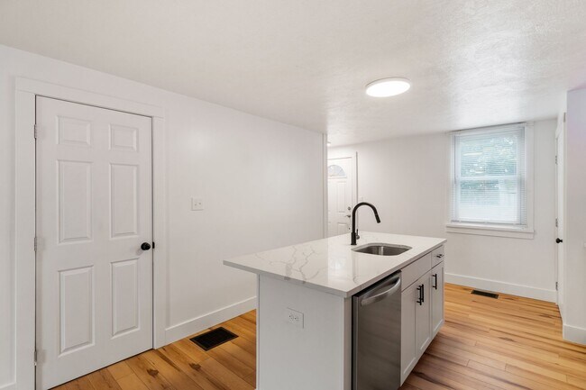 Building Photo - Luxury 3 bed 2 bath, large courtyard, amazing south side flats location!