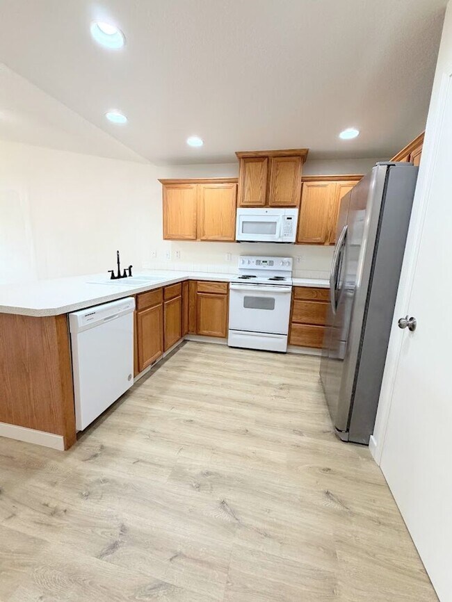 Building Photo - Fontana Duplexes