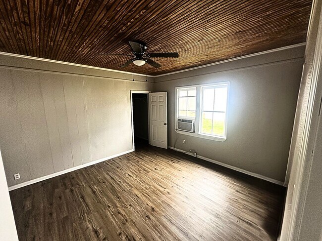 Building Photo - Charming Home