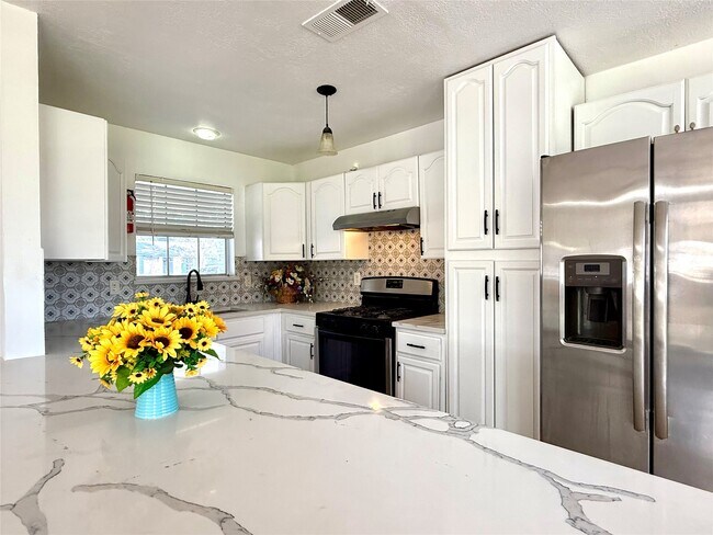 Building Photo - 9350 Guywood St