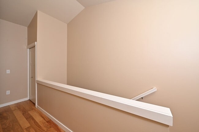Building Photo - Modern & Spacious 2+ Bedroom/3.25 Bath Vie...