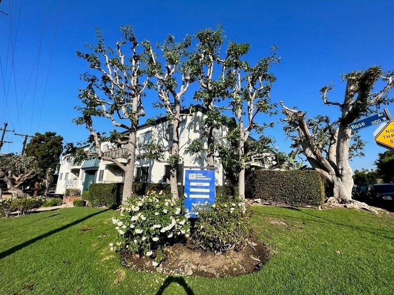 Building Photo - 11105 Rose Ave