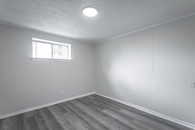 Building Photo - 833 Sylvan Dr