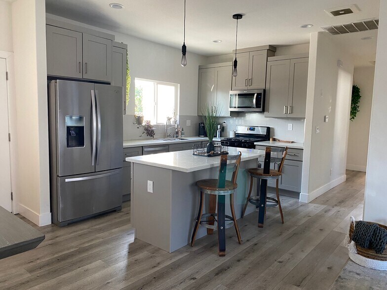 Primary Photo - 13115 Siemon Ave