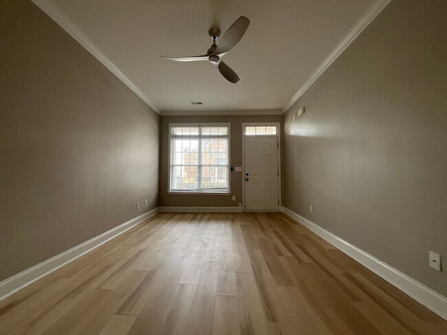 Building Photo - Expansive 3/3 Available Now!