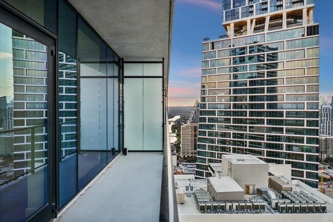Building Photo - 610 Davis St