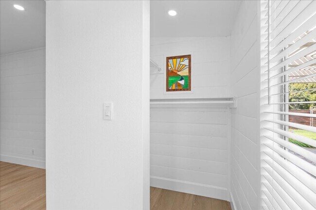 Building Photo - 4 bed main house!