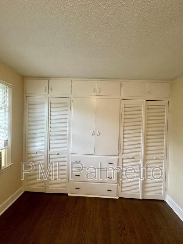 Building Photo - 3209 Wilmot Ave