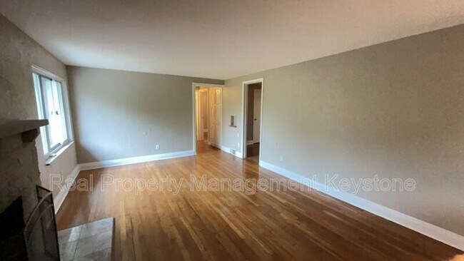 Building Photo - 806 N Margaretta St