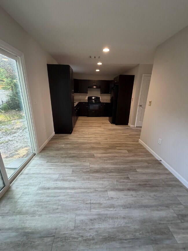 Building Photo - 3 bedroom 2.5 bath home with 1 car garage