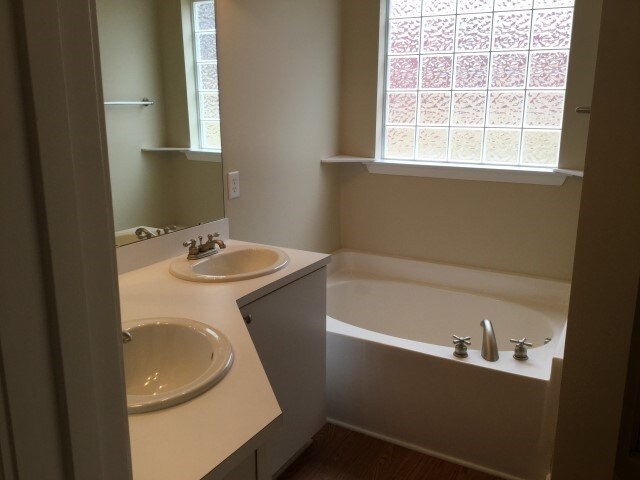 Building Photo - 1700 Heisser Ln