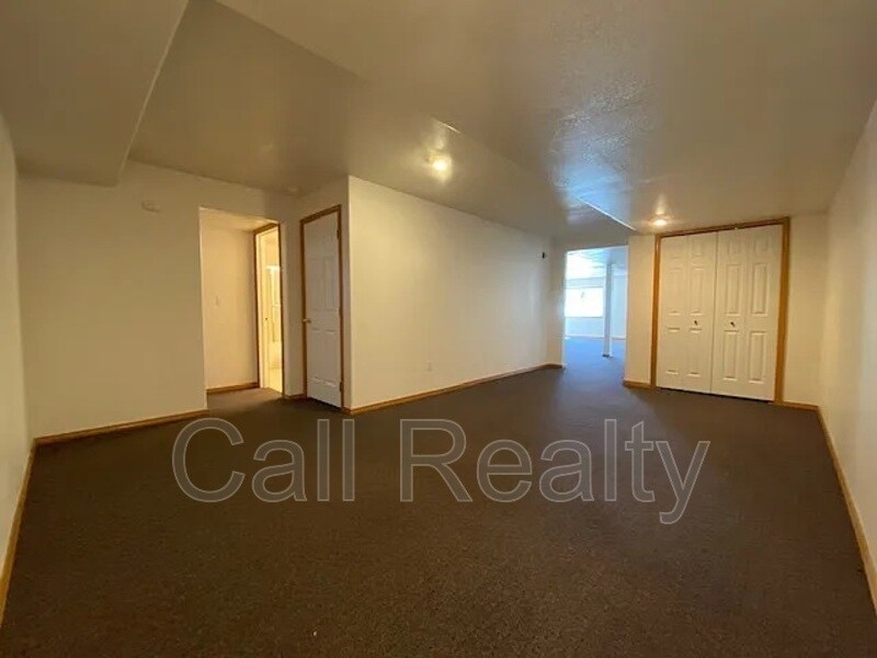 Building Photo - 921 S Shelley Lake Ln