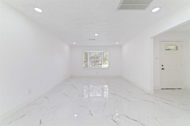 Building Photo - 9114 Mahoning Dr