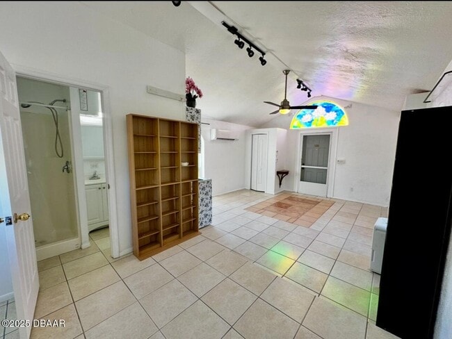 Building Photo - 1104 Jacaranda Ave