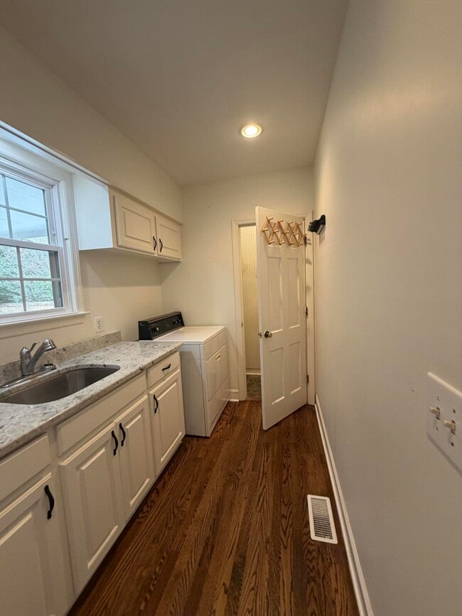 Building Photo - 115 Adams Ave