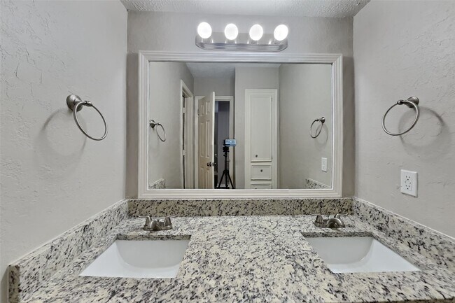 Building Photo - 12311 Oak Park Dr