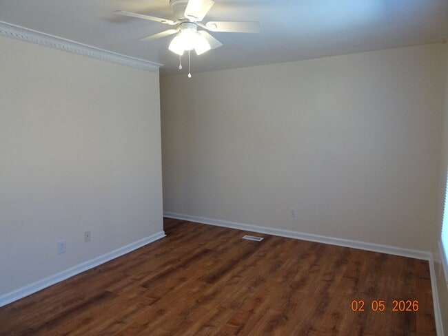 Building Photo - 3 Bedrooms, 1.5 Bathrooms Townhome in Williamsburg