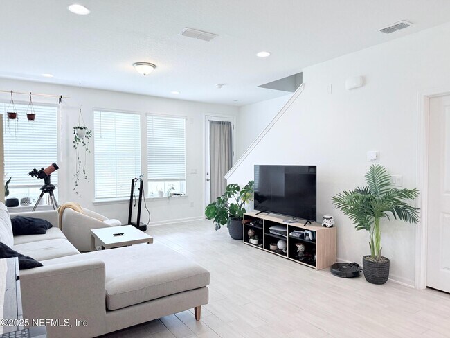 Building Photo - 367 Brandon Lks Dr
