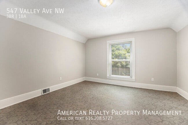 Building Photo - 547 Valley Ave NW