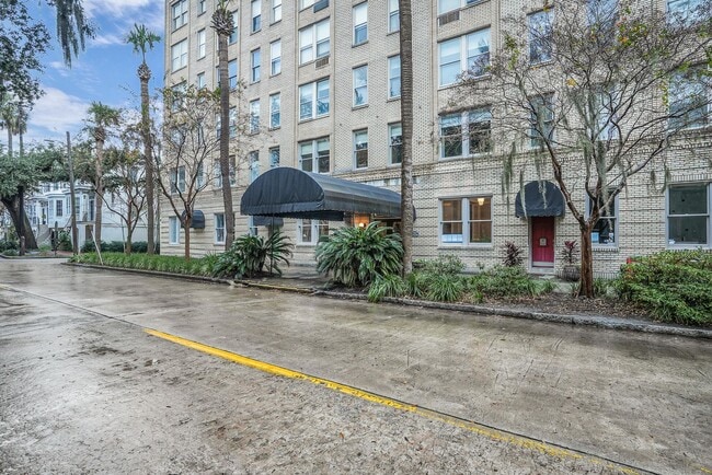 Building Photo - Studio off of Forsyth Park in Historic Downtown Savannah!