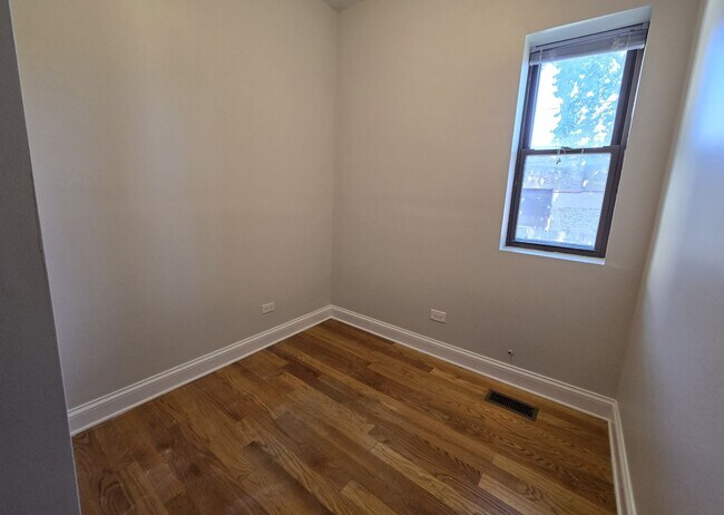 Building Photo - 4341 N Francisco Ave