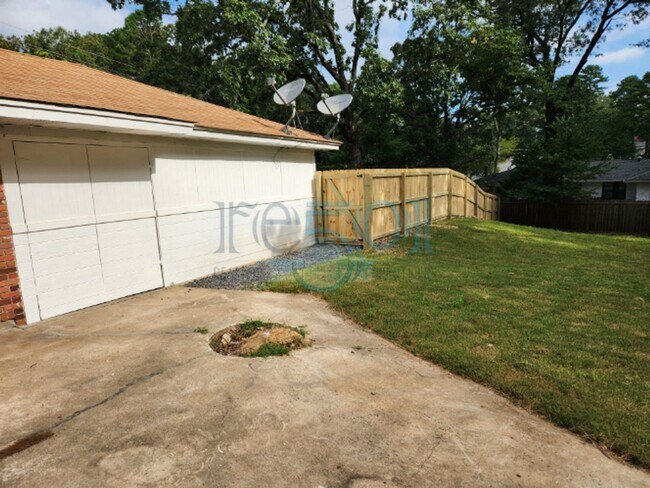 Building Photo - Compeltely Remodeled 3 Bedroom 3 Bathroom