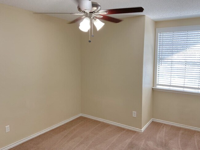 Building Photo - 2117 Belmont Park Dr