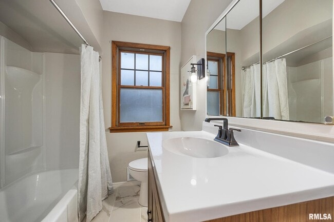 Building Photo - 205 W Glen Ave