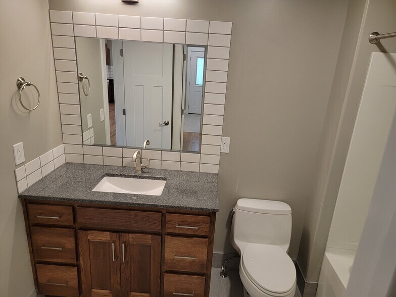 Building Photo - 512 Moro St