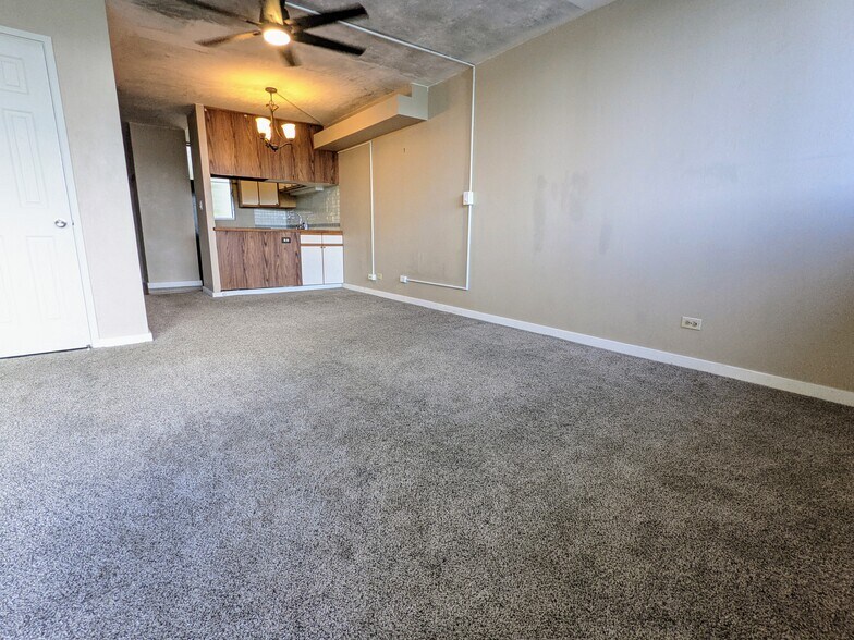 Large Livingroom - 46-270 Kahuhipa St