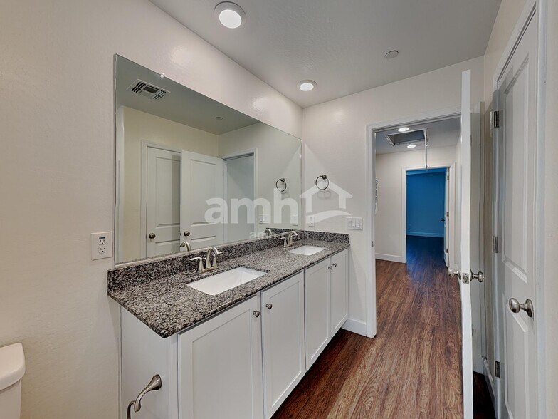 Building Photo - 12526 N 60th Ave