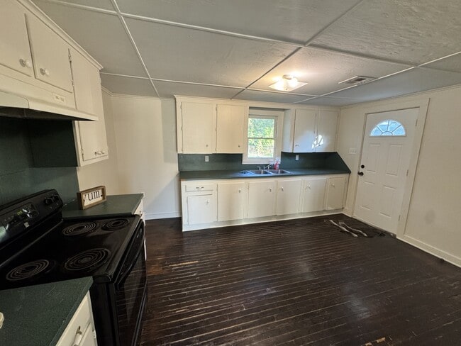 Building Photo - 110 N Pine St