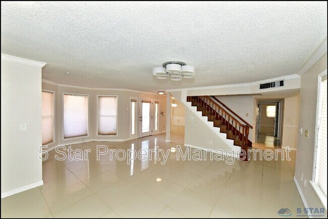 Building Photo - 529 Castlerock Ln