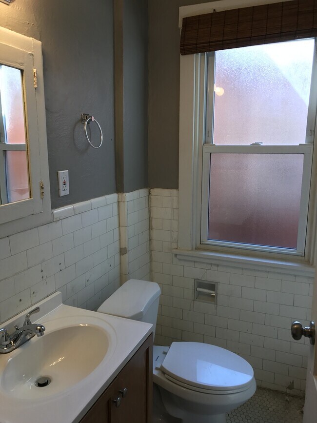 Building Photo - VERY NICELY DONE OAKLAND HOUSE AVAILABLE AUGUST 2026!