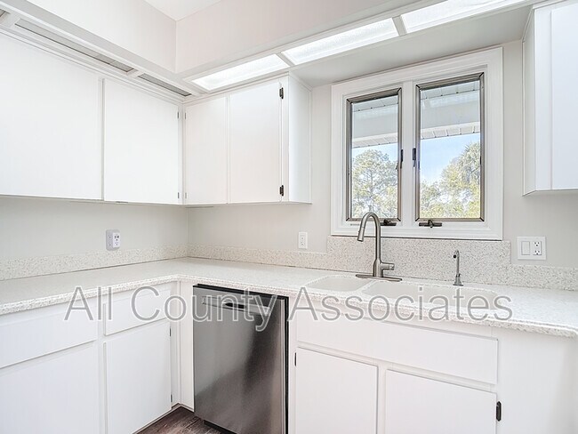 Building Photo - 1007 S Pointe Alexis Dr