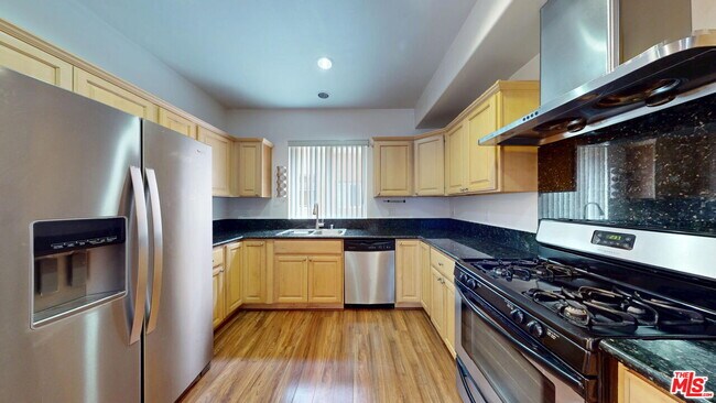 Building Photo - 11622 Oxnard St