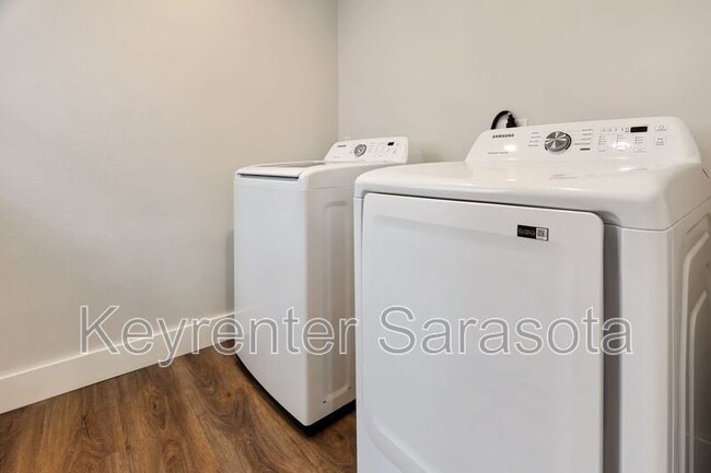 Building Photo - 2066 Roselawn St