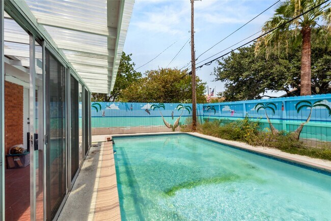 Building Photo - 2824 Palm Cir E