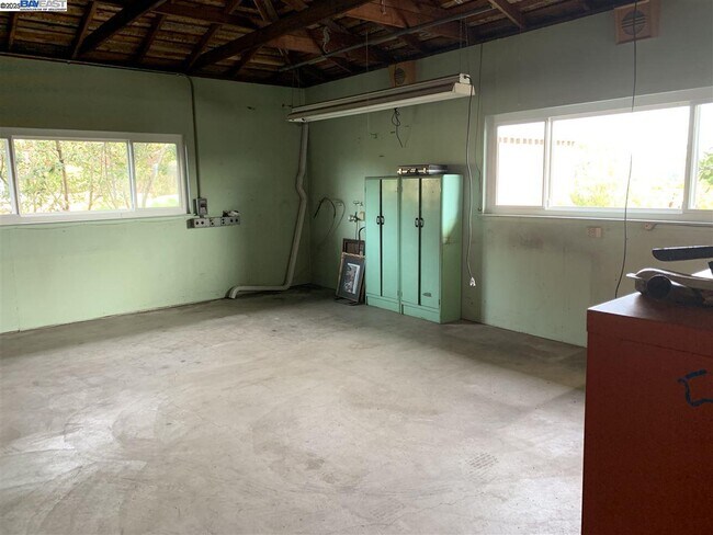 Building Photo - 2755 Pineridge Rd