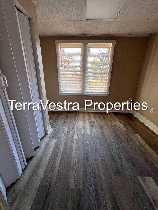 Building Photo - Large 4 Bed in Mantua with bonus room! Eli...