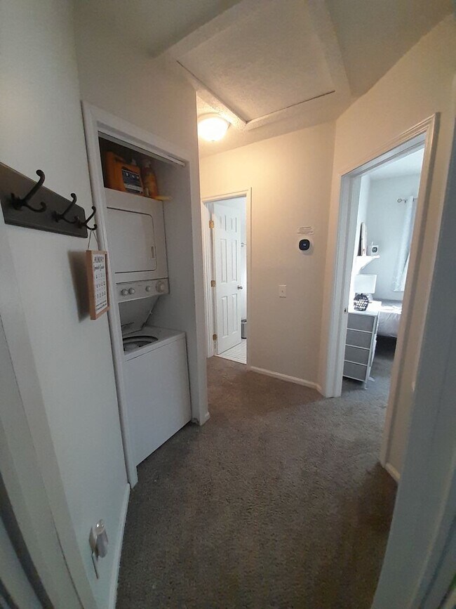 Building Photo - 2 bedroom 2 bath furnished condo $1,500 pe...