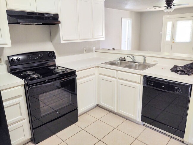 Building Photo - Completely refurbished home walking distan...