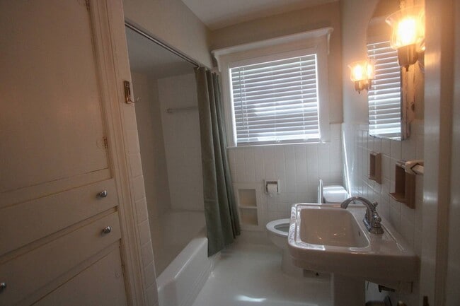 Building Photo - For Lease - 3 Bed, 1.5 Bath, 1600sqft, Sin...