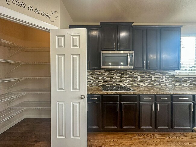 Building Photo - This 4bd home is waiting for you!