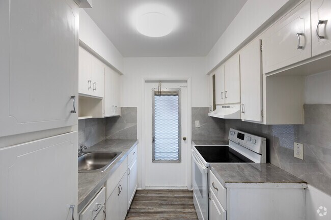 2BR, 1BA - 900SF - Kitchen - Sans Souci Tennis Apartments