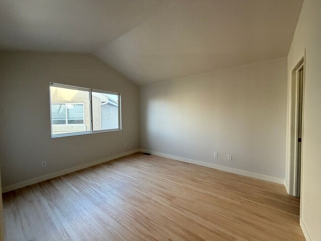 Building Photo - Premier Location!