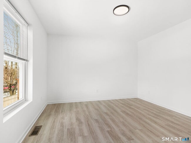 Building Photo - 1974 Kings Hwy