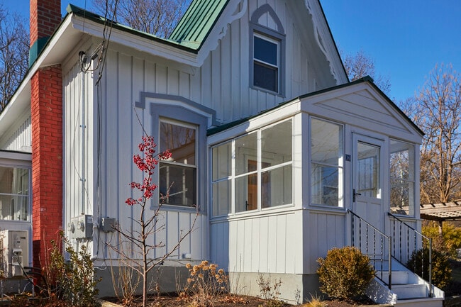 Building Photo - 16 Oak St