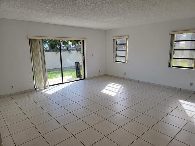 Building Photo - 1800 NE 39th Ct